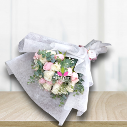 Bouquet de rosas blancas y rosadas